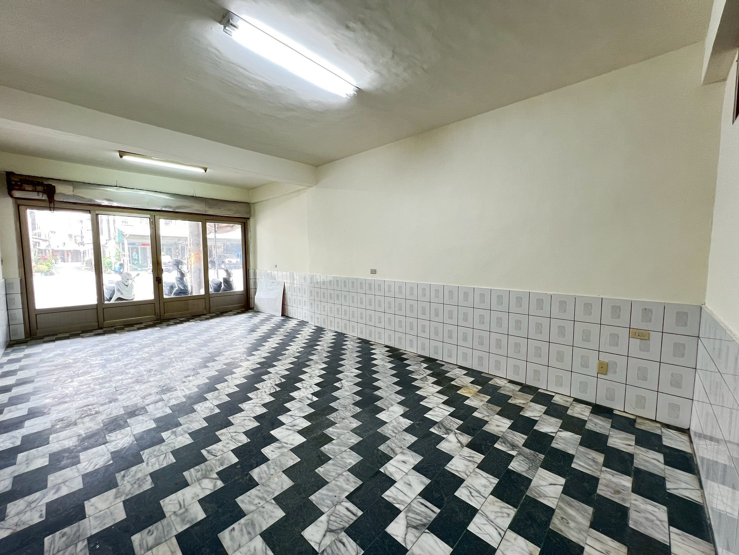 LINE_ALBUM_中正路賺錢金店住_250508_2