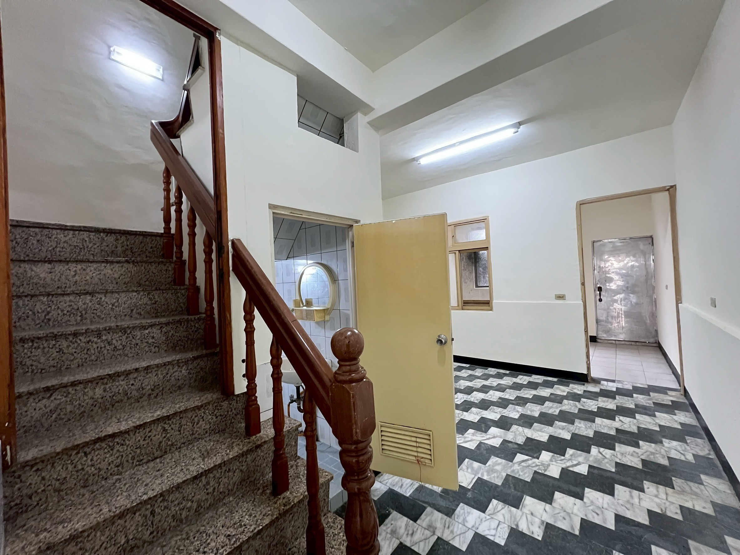 LINE_ALBUM_中正路賺錢金店住_250508_3