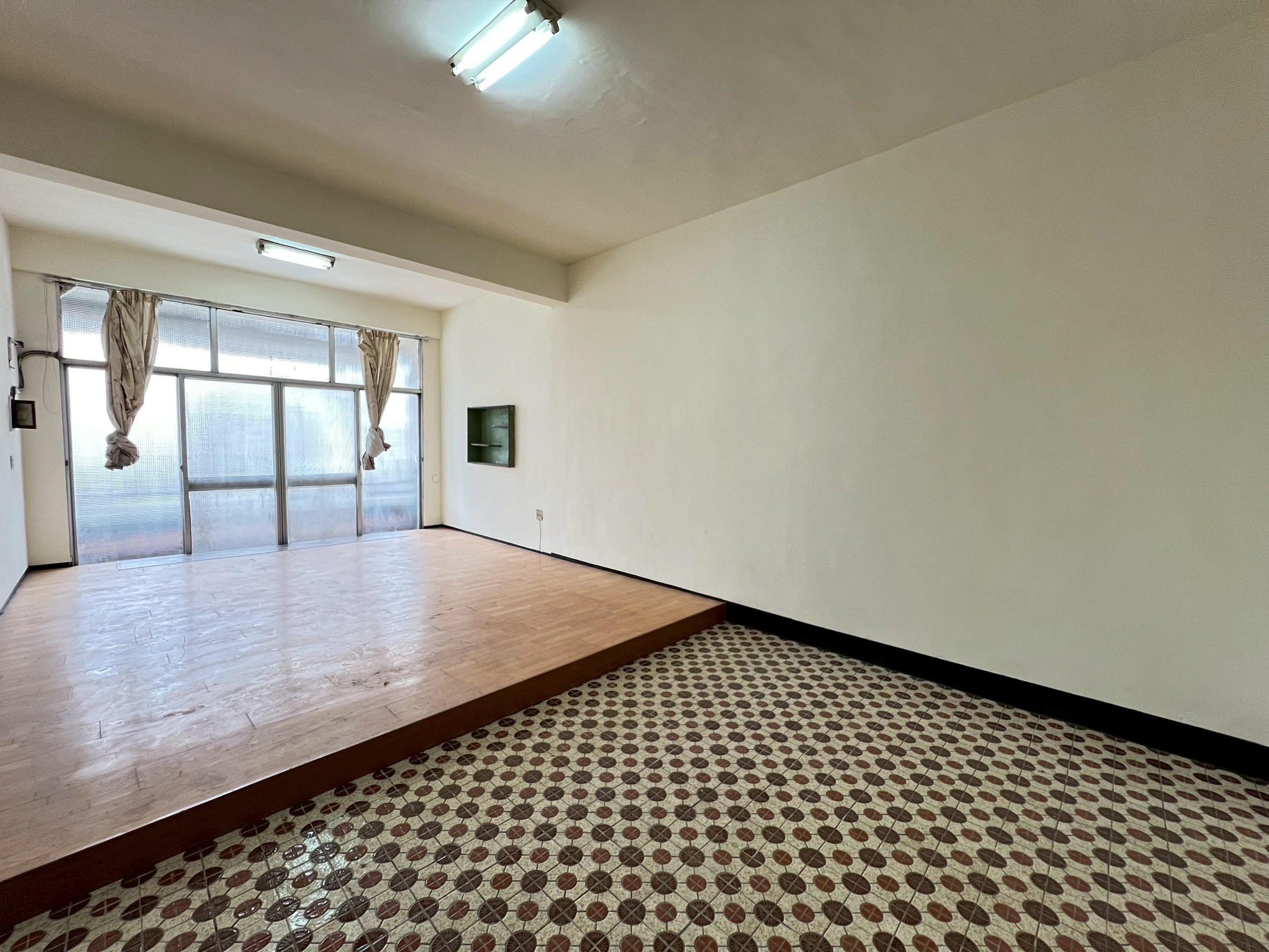 LINE_ALBUM_中正路賺錢金店住_250508_6