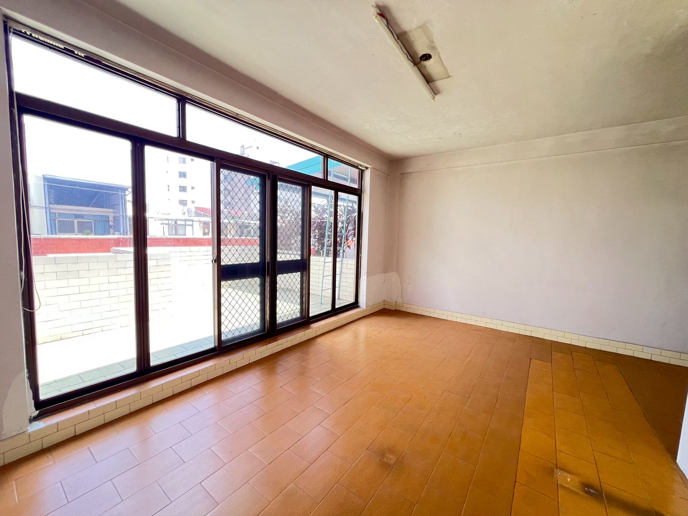 LINE_ALBUM_新化市場寬敞透天_251116_15