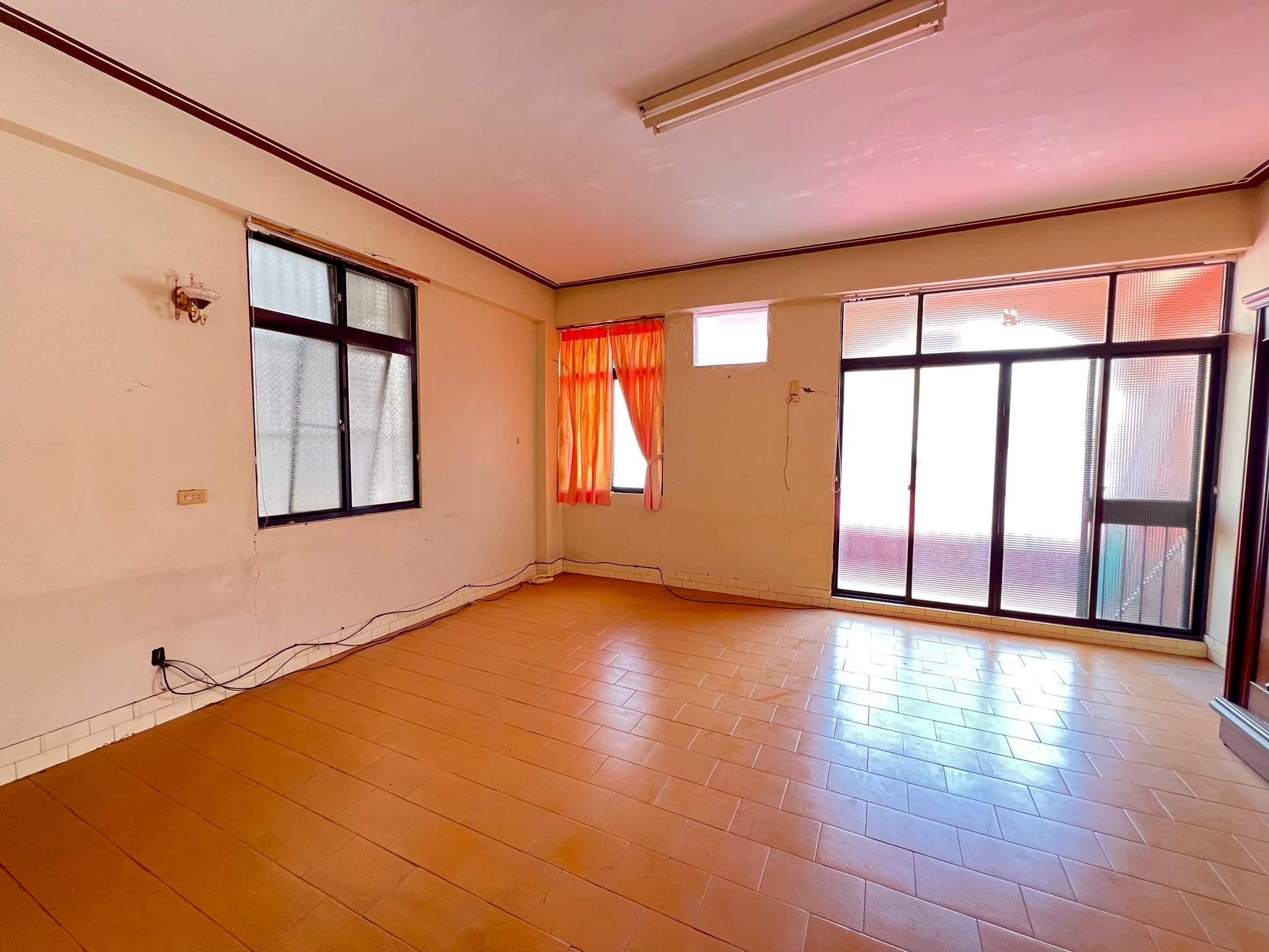 LINE_ALBUM_新化市場寬敞透天_251116_8